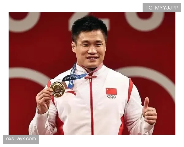 吕小军这把年纪还在举重台硬刚，训练完啃鸡胸肉的样子比年轻人还狠